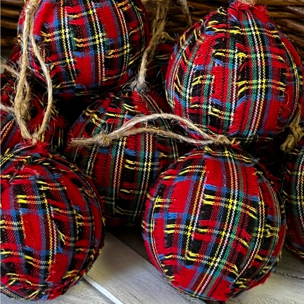 10 Primitive RED TARTAN PLAID RAG BALLS Christmas Ornaments Farmhouse decor - Picture 3 of 6